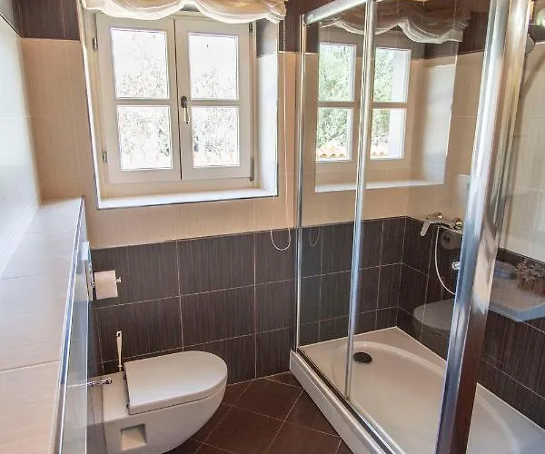 Pavicini 2181 Vila Segotici