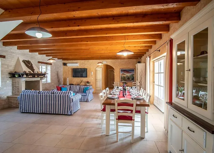 Pavicini 2181 Vila Segotici