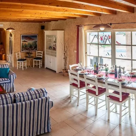 Pavicini 2181 Vila Segotici