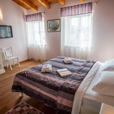 Pavicini 2181 Vila Segotici