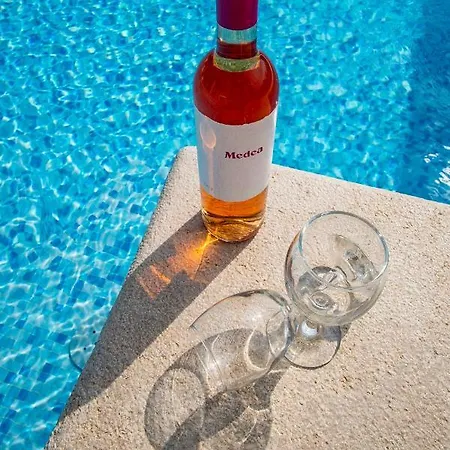 Pavicini 2181 Vila Segotici