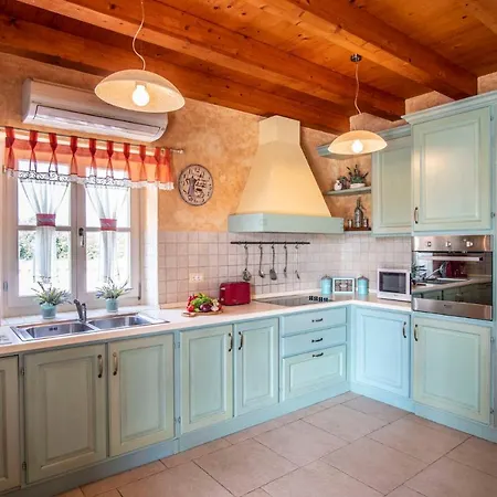 Pavicini 2181 Vila Segotici