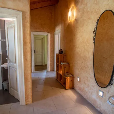 Pavicini 2181 Vila Segotici