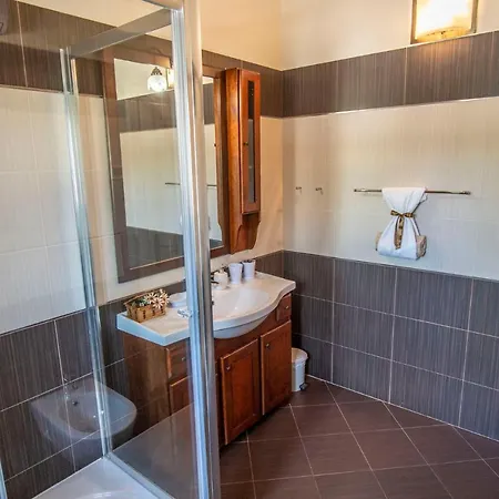 Pavicini 2181 Vila Segotici