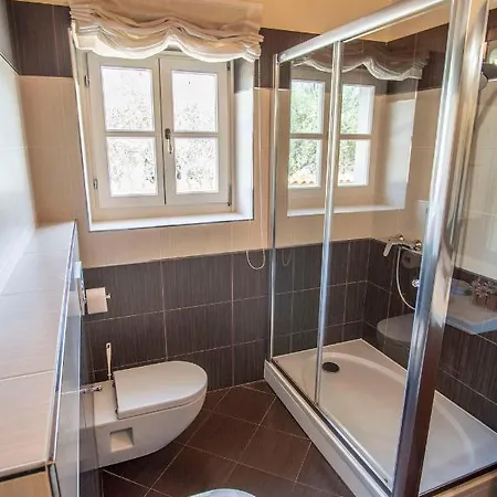 Pavicini 2181 Vila Segotici