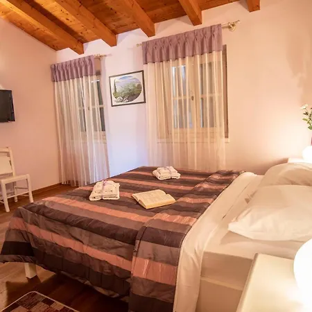 Vila Pavicini 2181 Segotici