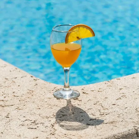 Pavicini 2181 Vila Segotici