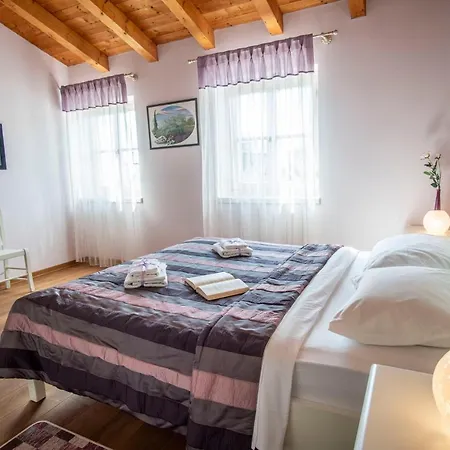 Pavicini 2181 Vila Segotici