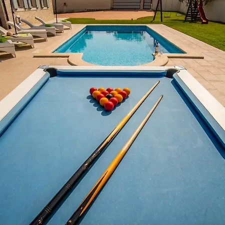 Pavicini 2181 Vila Segotici